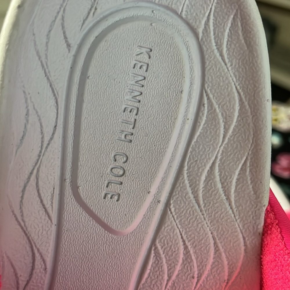 Kenneth Cole Women’s Pink Padded Slide Sandals | Size 8 | New Without Box - Picture 2 of 7